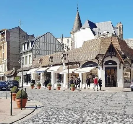 La Maison Du Cavalier, Chateau De Lavenue * Pierrefitte-en-Auge